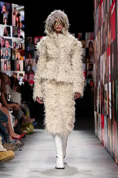 Look 32